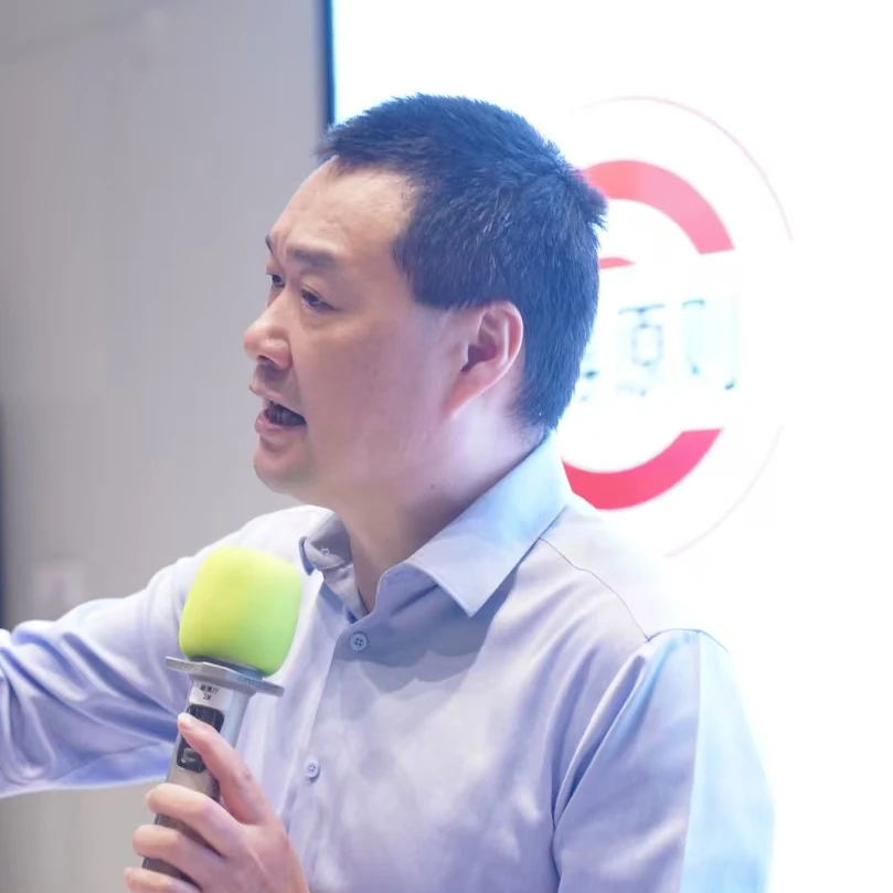 庞鹏 —— 创链咨询创始人、首席陪跑导师，在客户现场讲解销售体系
