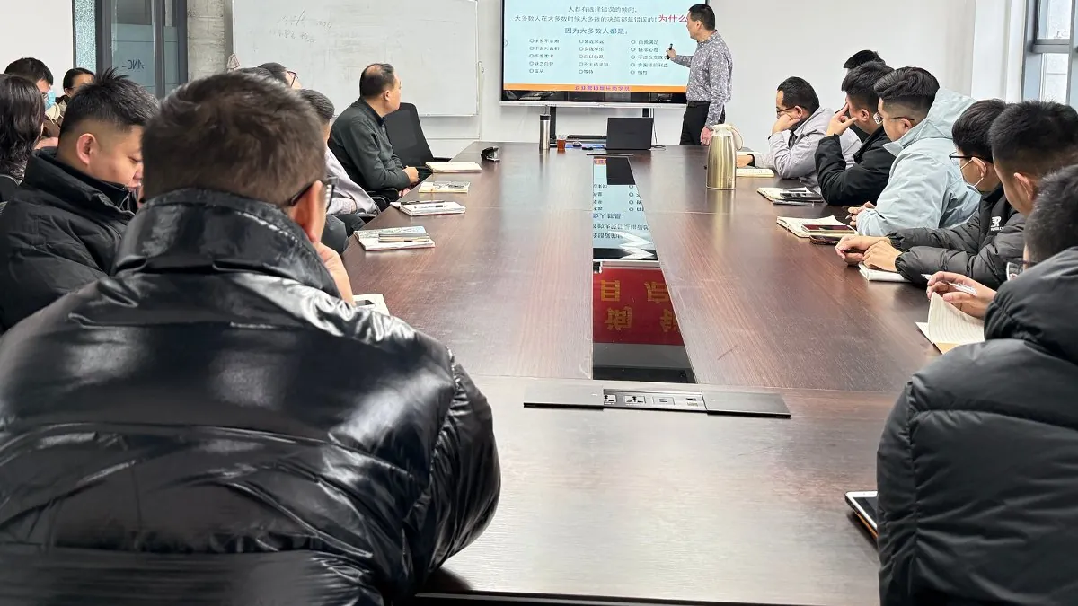 一场会里坐着三种人：拍板的、把关的、推动的，话要分三套说
