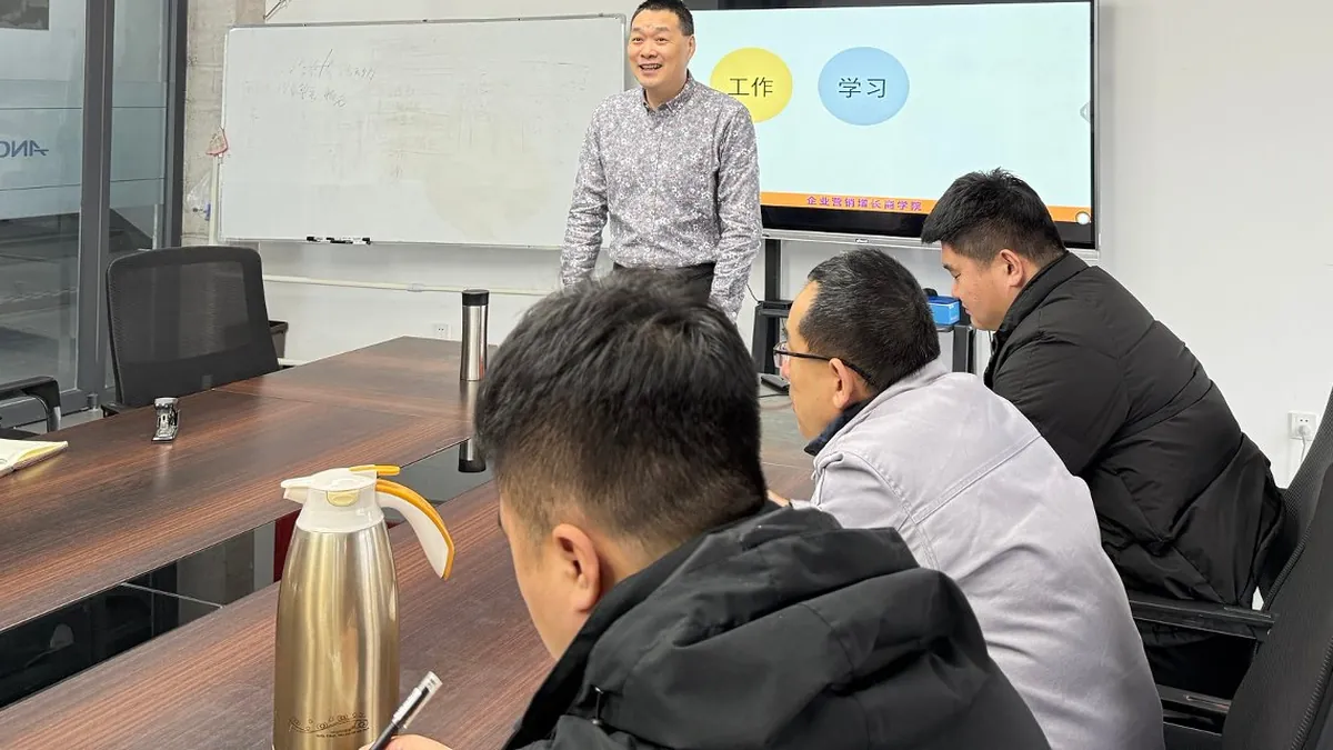 9 月制造业生产指数 51.7%、从业人员指数 48.4%:一边扩产一边减人,B2B 该谈什么